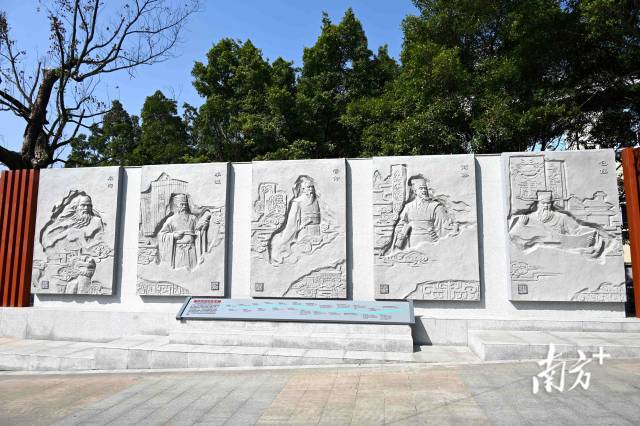 园内《法治起源历史长卷》浮雕生动勾勒从“蚩尤作刑”“皋陶造律”到现代法治建设的演进历程。黄滢 摄