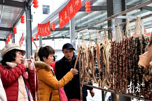 顾客挑选腊味。黄滢 摄