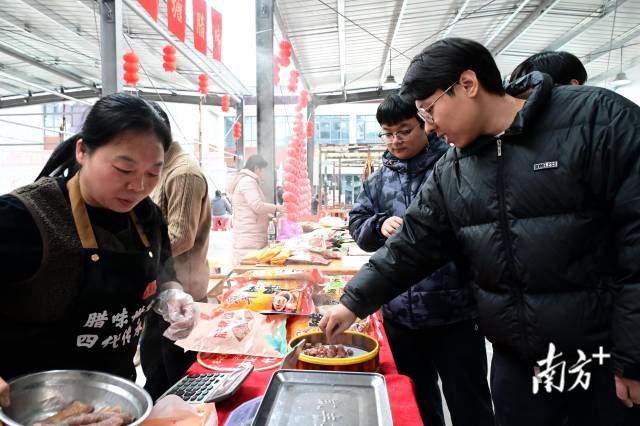 现场可免费品尝腊味。黄滢 摄