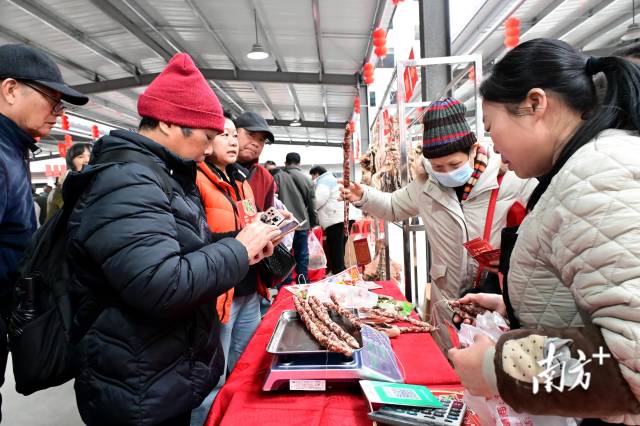 市民游客购买腊味。黄滢 摄