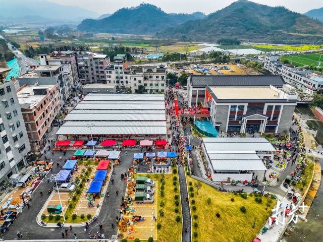 东陂综合市场投入运营。