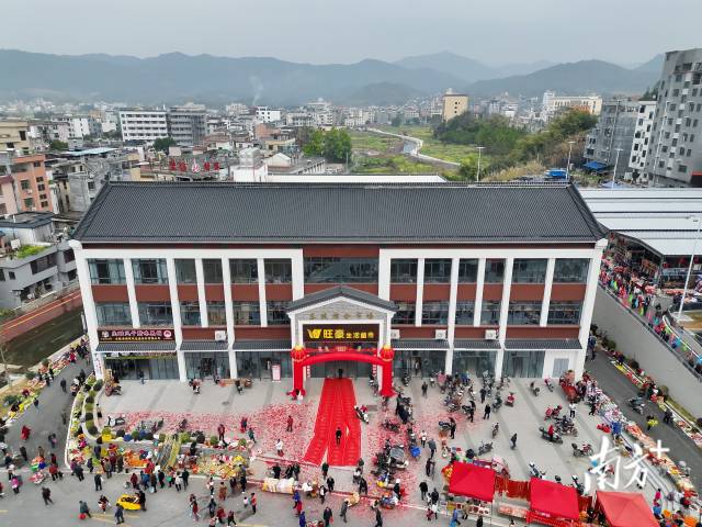 新建的东陂综合市场投资2800万元，占地面积约14000平方米。