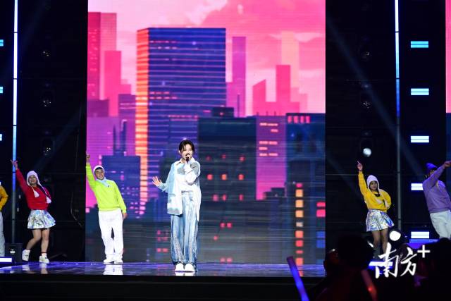 程响献唱。黄滢 摄