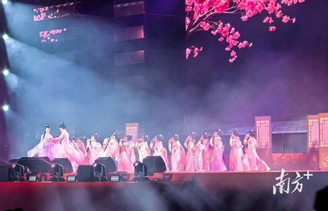“骐骥迎春・星耀连州”2026连州市迎春晚会现场。黄津 摄