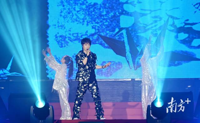邰正宵携《心要让你听见》《千纸鹤》《九百九十九朵玫瑰》《一千零一夜》等经典金曲登场。黄津 摄