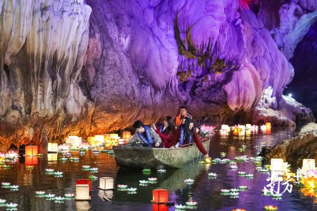 明灯载愿活动。