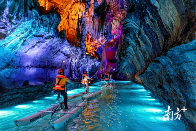 游客脚踏水上自行车穿越地下河。