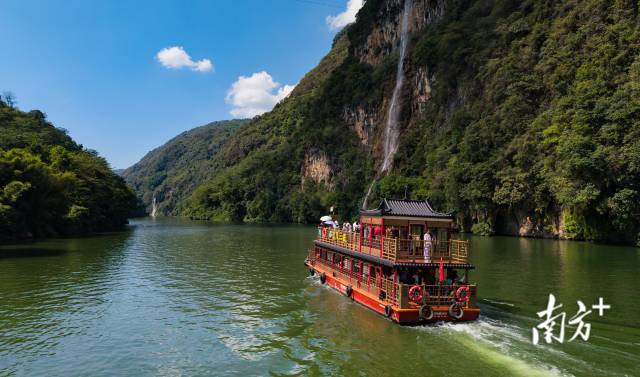 畅游湟川三峡。