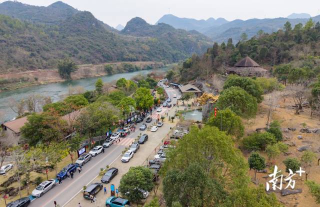 湟川三峡迎来大量客流。