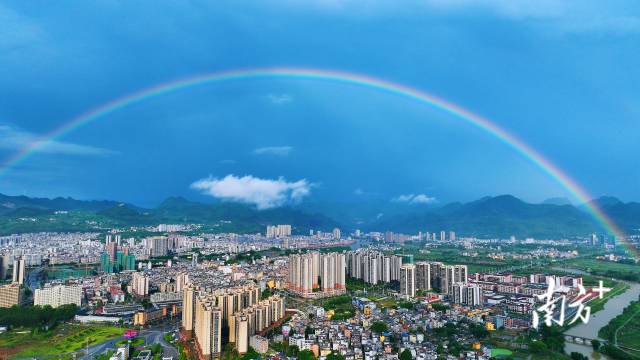 连州镇确定“一二三五九”工作思路，力争各项工作走在前列。邵海庭 摄