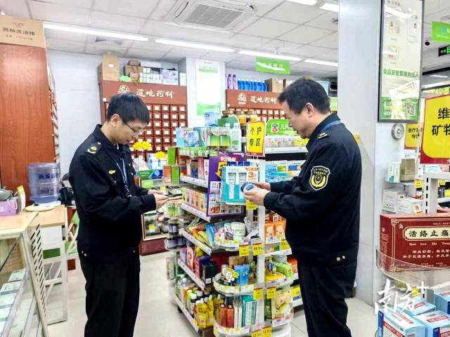 连州市市场监督管理局日常开展检查工作。连州市监局 供图