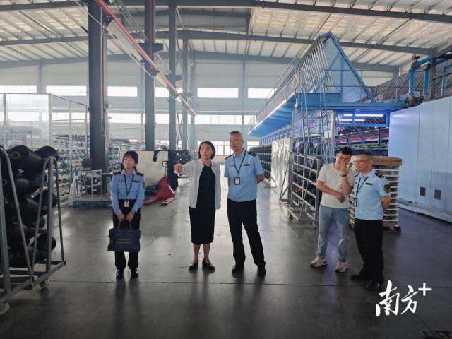 服务团队深入企业一线指导数据知识产权保护工作。