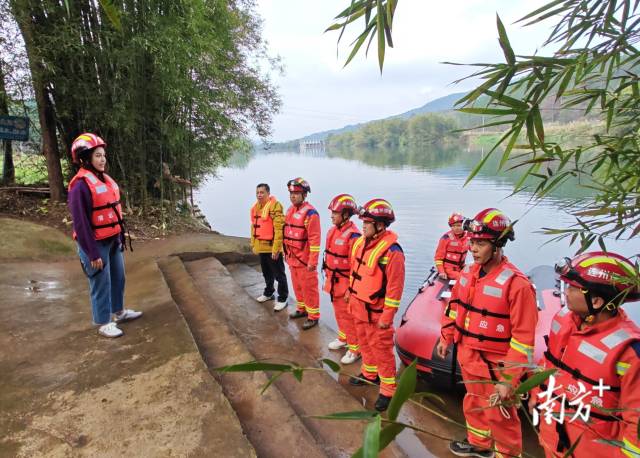 开展防汛应急拉练。 开展防汛应急拉练。