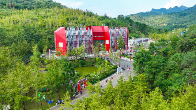 万山朝王国家石漠公园。梁敏 摄