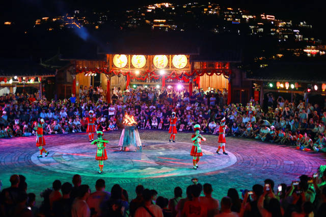 瑶族篝火晚会。梁敏 摄