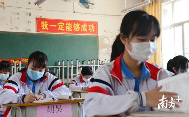 4月27日，连州第一批返校的初三、高三学生已经返校。记者黄津 摄