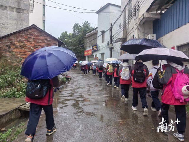 曾经,慧光中学校门口道路积水严重,两侧明渠污水淤积、异味熏天,影响出行和人居环境。 曾经,慧光中学校门口道路积水严重,两侧明渠污水淤积、异味熏天,影响出行和人居环境。