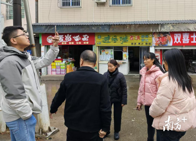 代表与观察员现场调研。 代表与观察员现场调研。