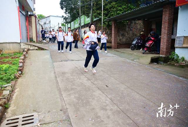 连州市慧光中学校门口道路干爽整洁,一改过往污水横流模样。黄津 摄 连州市慧光中学校门口道路干爽整洁,一改过往污水横流模样。黄津 摄