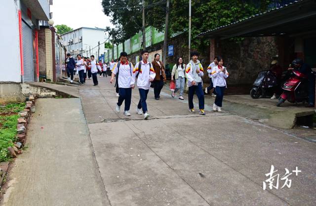 焕然一新的慧光中学校门口道路。黄津 摄 焕然一新的慧光中学校门口道路。黄津 摄