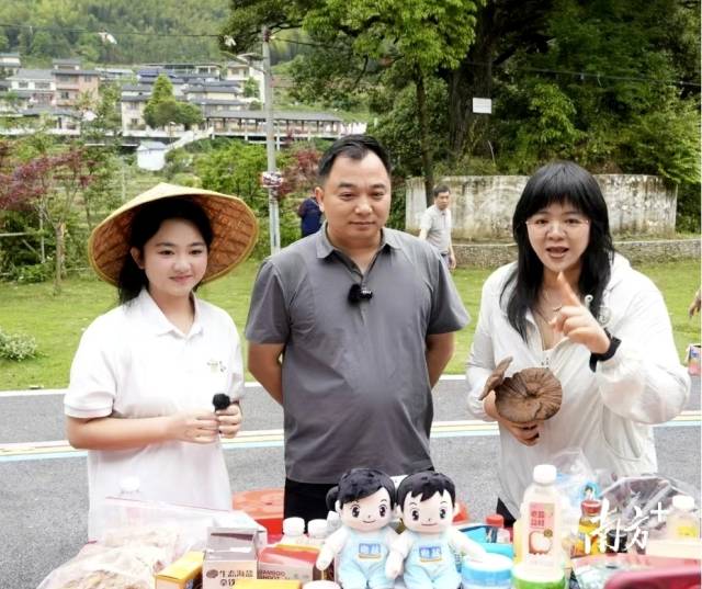 广东科贸职业学院叶丽副教授（右一）、学生主播李缇与三水瑶族乡副乡长廖清晓（中）共同开展村播带货。通讯员 供图