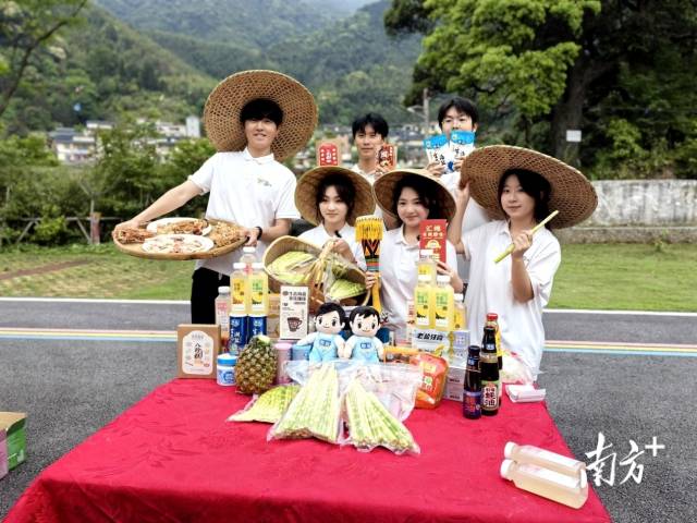 直播现场，展示满桌瑶乡好物。通讯员 供图