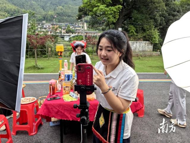 “粤乡星火”突击队在三水瑶族乡云雾村开展村播，体现瑶族特色。通讯员 供图