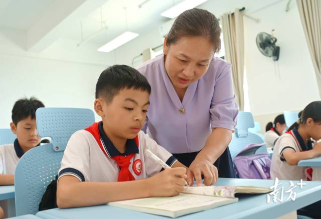 广州六中连州实验学校“五同”机制，让连州孩子与广州学生站在了同一条起跑线上。黄津 摄
