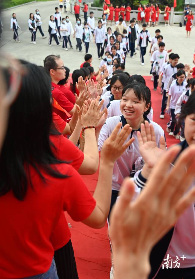 2025年，连州高考600分以上人数同比增长180%，中考总平均分从全市第六跃居至连续两年全市第二。黄津 摄