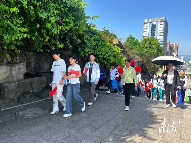 青年们结伴拾级而上，朝气昂扬。连州镇 供图