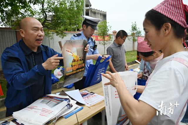 园区将安全生产知识送到企业员工身边。黄津 摄