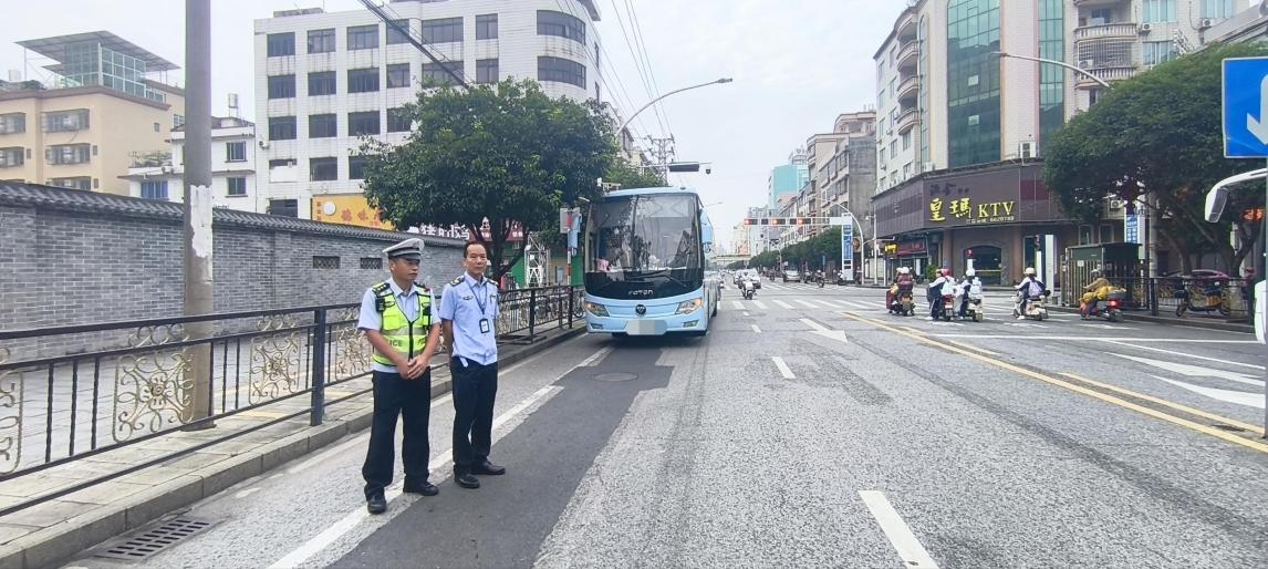 改-连州交通、公安两部门联合整治异地旅游包车乱象，筑牢道路客运安全防线.docx_1