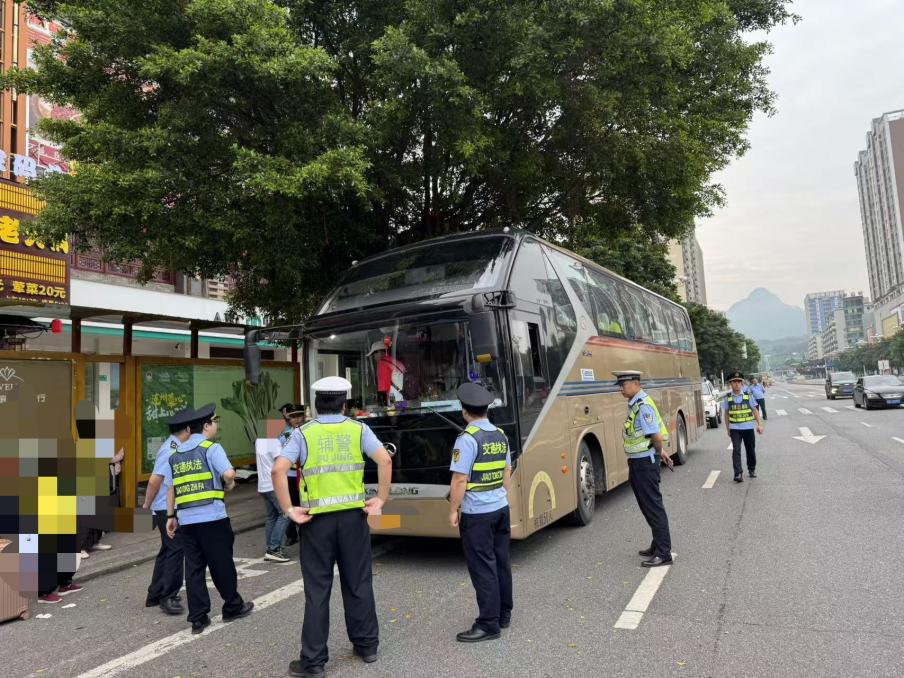改-连州交通、公安两部门联合整治异地旅游包车乱象，筑牢道路客运安全防线.docx_2