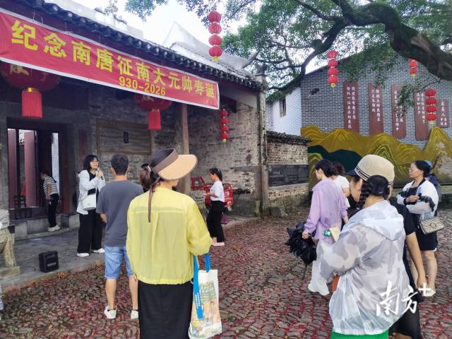 学员们开启全域采风之旅。