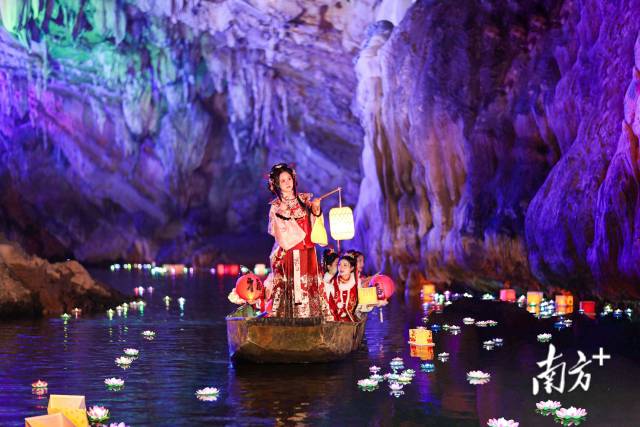 神秘瑰丽的连州地下河。