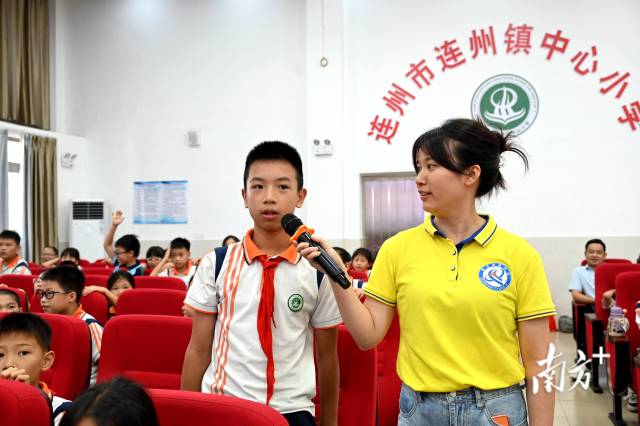 宣讲现场，学生踊跃互动回答问题。黄滢 摄