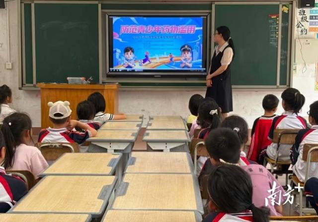 走进校园开展禁毒主题宣传。 西江镇供图