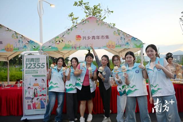 团队在2026连州市水晶梨丰收季暨旅游文化季活动现场设立摊位，通过助农直播拓宽水晶梨销路。黄滢 摄