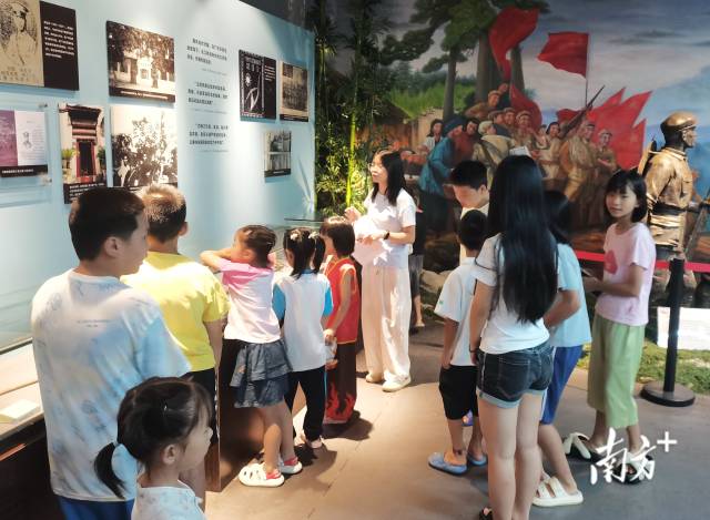 孩子们在新八村了解本土革命历史。 三水瑶族乡供图