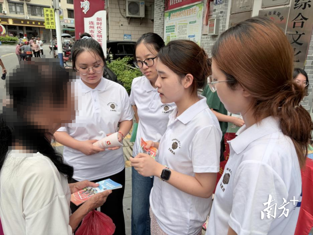 实践团为老人讲解生源地信用助学贷款政策。