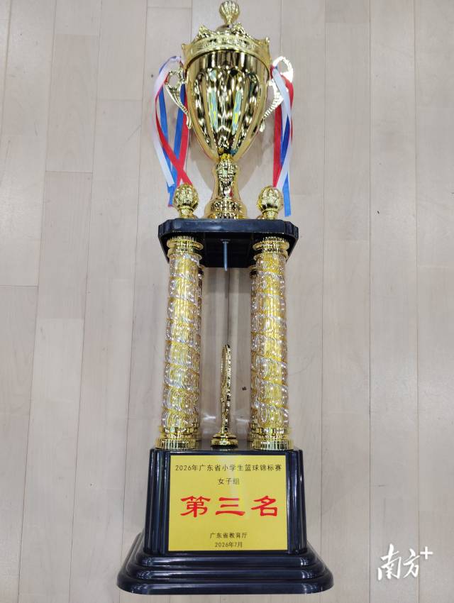 湟川小学女篮队勇夺小学女子组第三名。