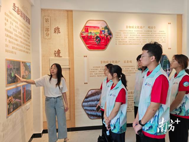 实践队在九陂镇圩镇客厅参观调研。 九陂镇供图