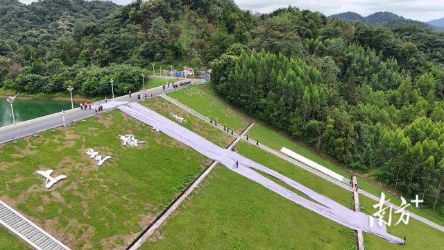 连州市水利局在龙坪镇上兰靛水库举办2026年防洪抢险实战演练。陈科宇 摄