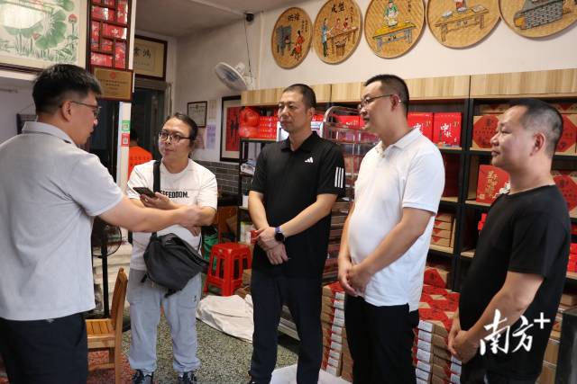 星子镇的省、市、县、镇四级人大代表将履职阵地从会场延伸至作坊车间与直播间。