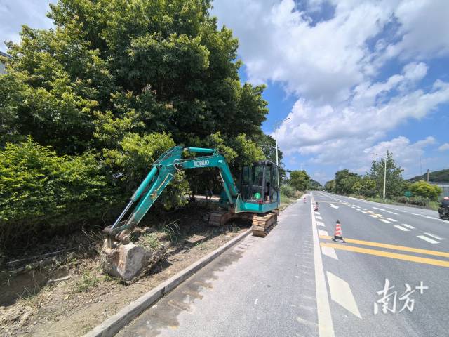 西江镇联合连州市公路事务中心对辖区国道G323线排水沟及淤塞涵管实施专项清淤整治工程。 西江镇供图