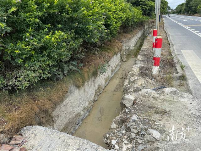经过清淤治理后，道路沿线排水沟恢复通畅。 西江镇供图