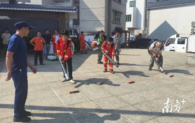 基层队员实操。