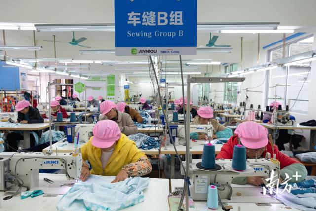 保安村的安尼欧服饰加工企业，稳定吸纳60余名村民家门口就业。