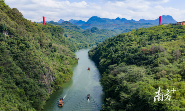 湟川三峡游船往返穿梭。连州文旅供图 湟川三峡游船往返穿梭。连州文旅供图