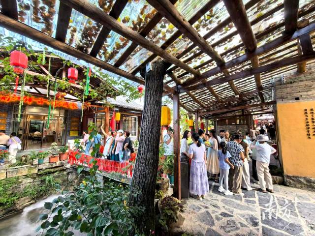 东陂镇前江铺古村国庆假期迎来不少游客前来观光打卡。连州文旅供图 东陂镇前江铺古村国庆假期迎来不少游客前来观光打卡。连州文旅供图